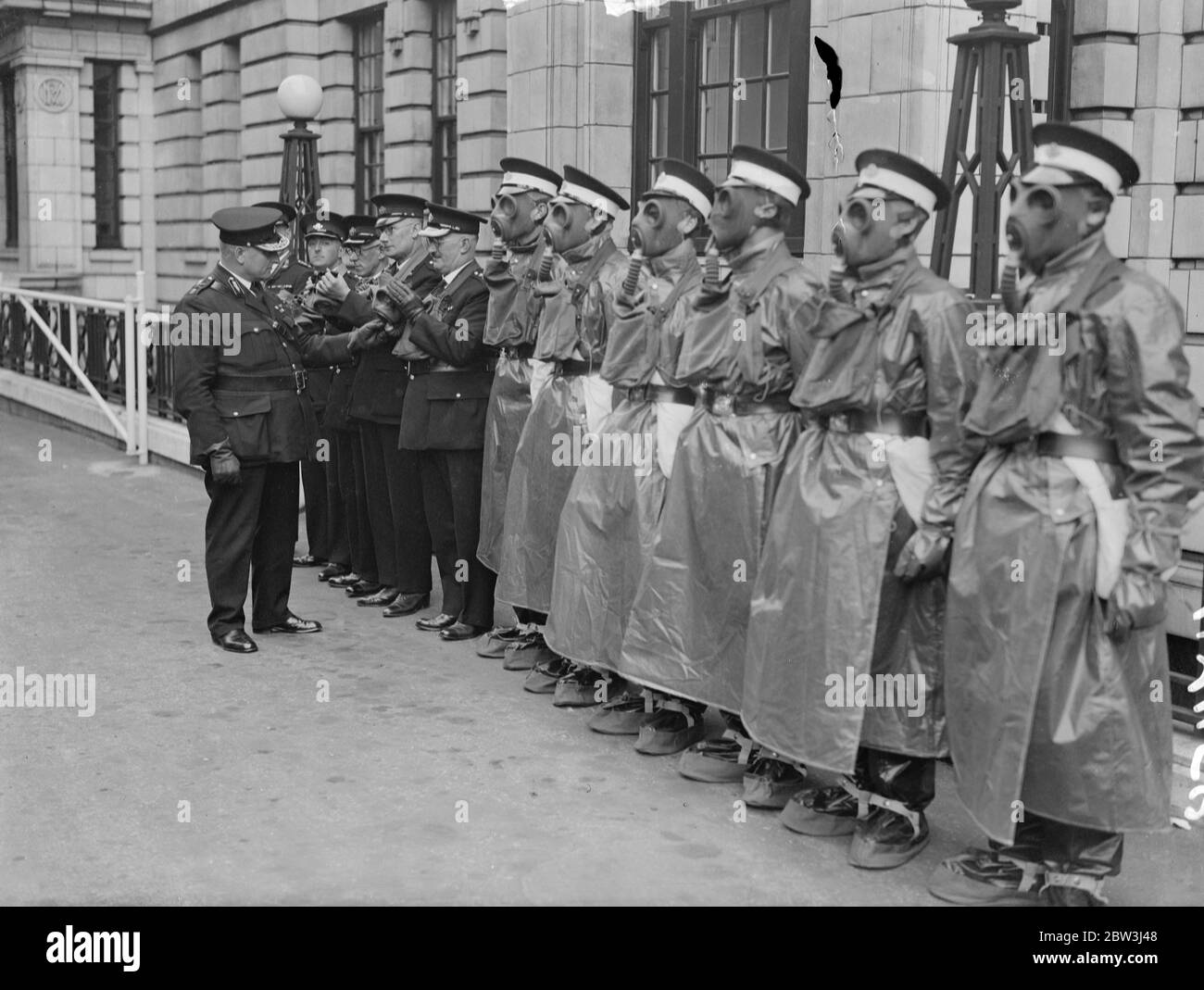 Gli ufficiali di St John Ambulance prendono corso speciale nel servizio anti gas. Dotate di tute a prova di gas . Il capitano W Goodley, MC, il commissario del distretto n. 1, ispezionava gli ufficiali di St John Ambulance alla manifestazione. 20 ottobre 1935 Foto Stock