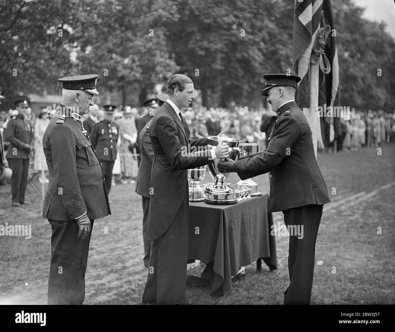 Duke of Kent presenta i trofei alla sfilata di Londra di offerte speciali a Hyde Park . Il Duca di Kent presenta la Lord Wavertree Cup all'Ispettore D A Dennis in rappresentanza della divisione Z , vincitori del concorso di perforazione interdivisionale . 21 giugno 1936 Foto Stock