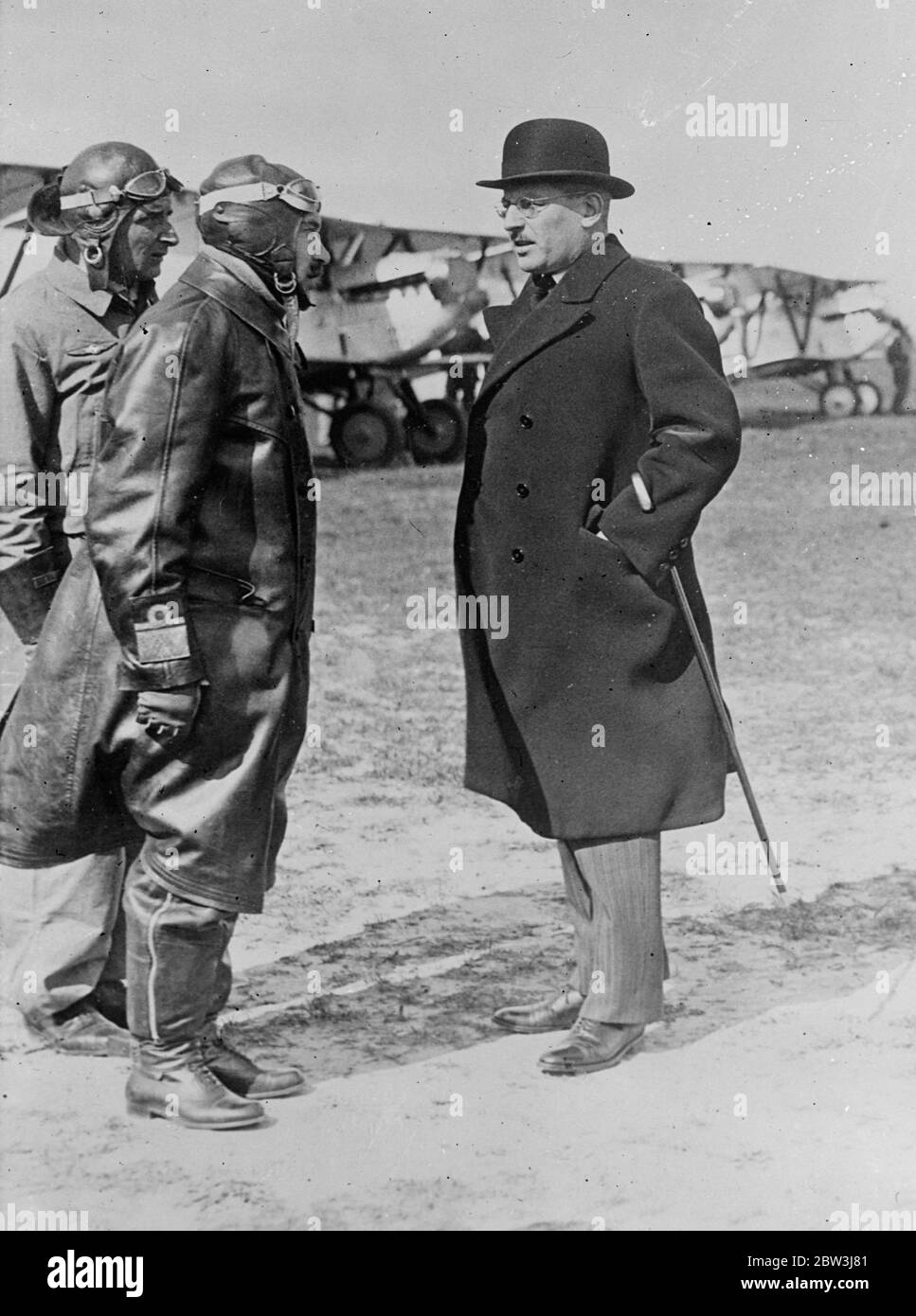 Il cancelliere Schuschnigg effettua la prima ispezione degli aerei da combattimento di Austia . Sebbene gli aerei militari siano vietati all' Austria in base ai trattati post-bellici , il Cancelliere Schuschnigg ha effettuato la sua prima ispezione dei nuovi aerei da combattimento austriaci durante la parata militare di Sping a Vienna . L' Austria ha recentemente respinto il trattato di St Germain , con il quale era vincolata ad un esercito di soli 30 , 000 uomini reintroducendo la coscrizione . Spettacoli fotografici , il Cancelliere Schuschnigg chiacchierando con l'ufficiale comandante del campo di volo di Vienna . 20 aprile 1936 Foto Stock