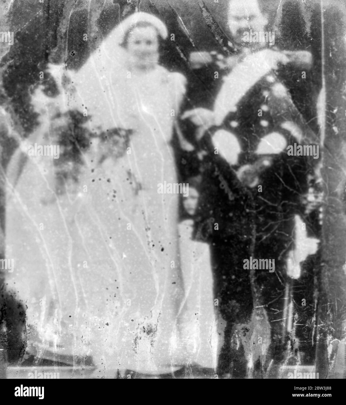 Ragazza inglese sposata con il principe von Hohenberg , seconda a Vienna . Lo sposo è figlio di Archduke il cui assassinio ha iniziato la guerra . La sig.ra Maria Theresa Wood , una ragazza inglese di 25 anni , è stata sposata a Vienna con il principe Ernst von Hohenberg , secondo figlio del tragico arciduca Franz Ferdinand , il cui assassinio a Sarajevo nel 1914 , ha iniziato la guerra . La sposa è la figlia del capitano George Jarvis Wood , che era addetto militare britannico a Vienna prima della guerra . Il matrimonio si è svolto nella Chiesa di San Charle . Membri della più alta nobiltà austriaca e ungherese e del Ministro britannico, Sir Walford Foto Stock