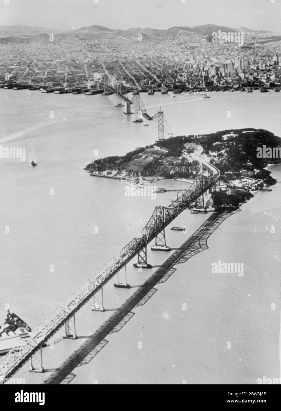 Il ponte più lungo del mondo si avvicina al completamento . Una vista aerea del ponte di San Francisco Oakland Bay , che sta per essere completato . L'Isola di Yerba Buena , attraverso la quale il ponte è tennato , è al centro , e oltre San Francisco . 16 aprile 1936 Foto Stock