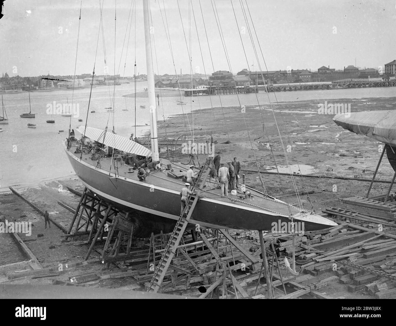 Preparare il nuovo' Endeavour II per le sue prove. Il suo palo di acciaio di 170 piedi, Endeavour II, il nuovo yacht da corsa in acciaio del signor T o M Sopwith, è in preparazione sulle slips di Gosport Hampshire, per le sue prove. Se i suoi test avranno esito positivo, si prevede che Sopwith si impegnerà per la Coppa Africa nel 1937 . Foto , Endeavour II , il suo albero d'acciaio , si è fatto preparare per le prove sulle slips a Gosport . 20 giugno 1936 Foto Stock