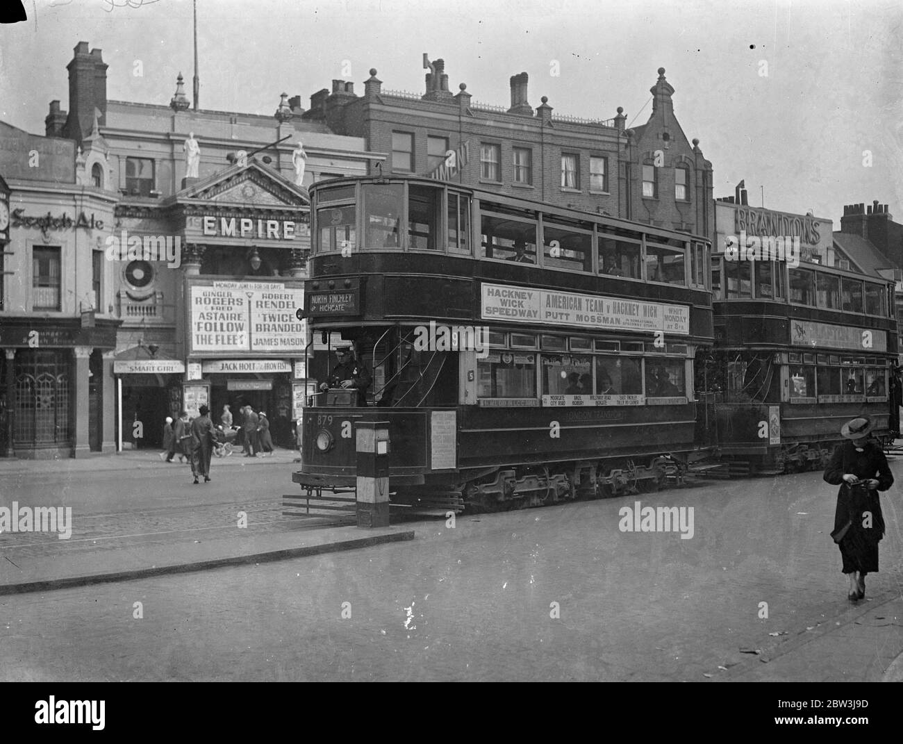 Un tram di Londra con l'Empire Theatre. Giugno 1936 Foto Stock