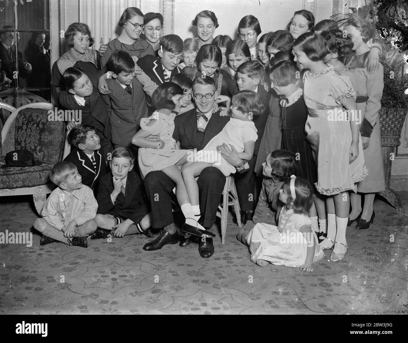 Henry Hall ospita cinquecento bambini al Marble Arch . Henry Hall gode di una battuta con i bambini . 27 dicembre 1935 Foto Stock