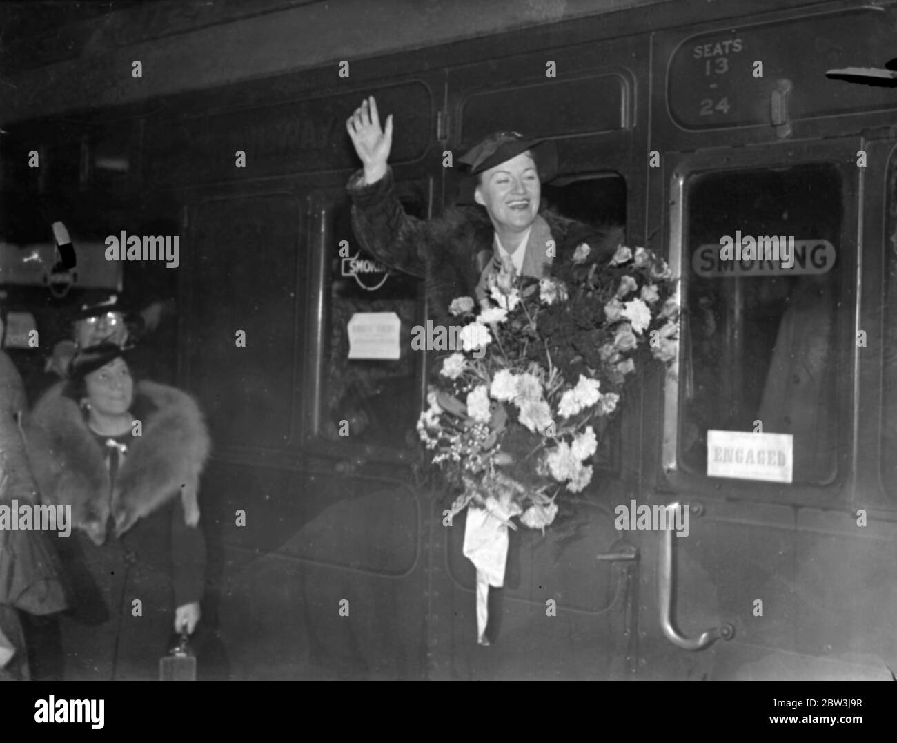 Campi di grazia in Sudafrica . Gracie Fields lasciò Waterloo per il suo viaggio a Johannesburg . Foto spettacoli , campi Gracie nella sua finestra di Waterloo . 22 novembre 1935 Foto Stock