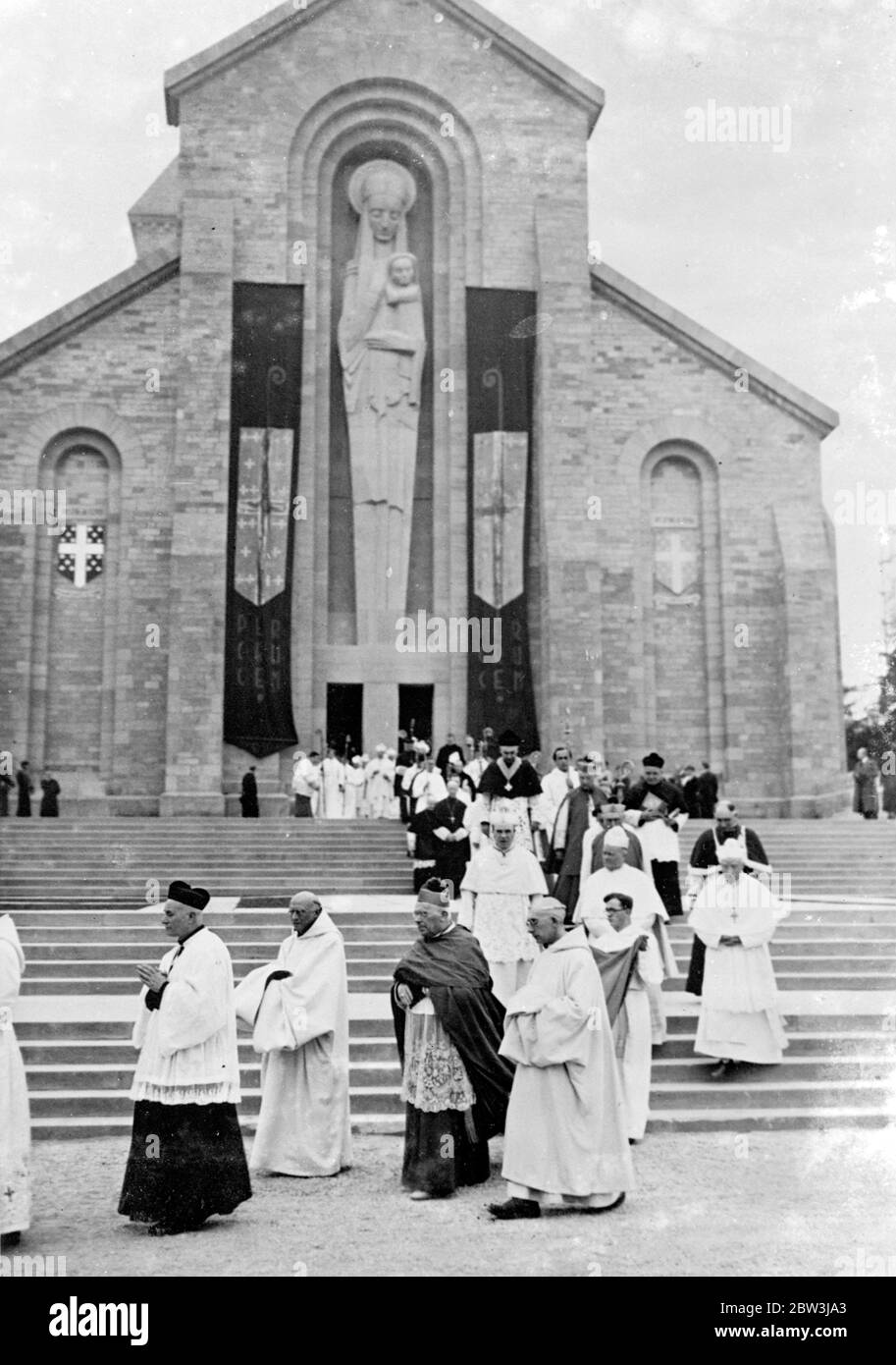 Nuovo abate di Orval indotti . Con una cerimonia impressionante , Dom Marie Albert Van der Cryussen è stato introdotto 53 Abate di Orval presso l'Abbazia di Orval , Belgio . Mostre fotografiche , la processione guidata da Monsignor Heylen , Vescovo di Wamur . Maggio 1936 Foto Stock