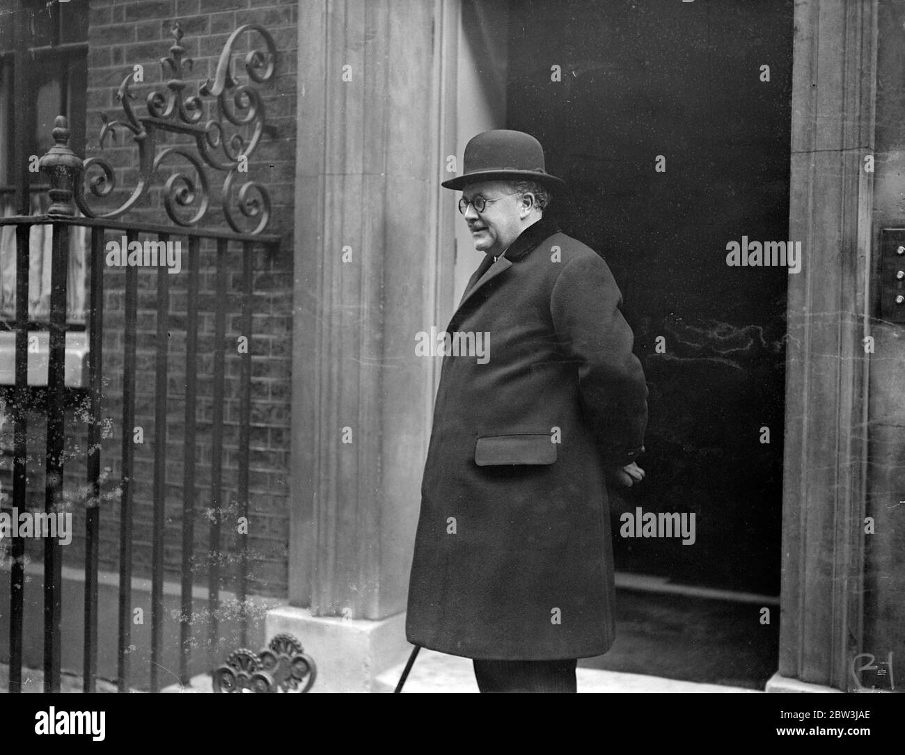 Sir Kingsley Wood arrivava alla riunione del gabinetto a Downing Street , Londra . 27 novembre 1935 Foto Stock