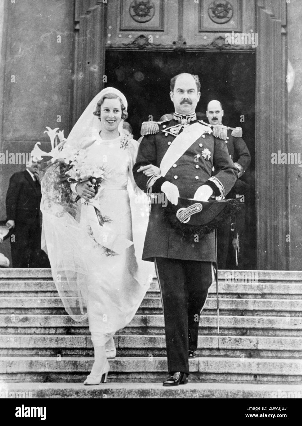 Ragazza inglese sposata con il principe von Hohenberg , seconda a Vienna . Lo sposo è figlio di Archduke il cui assassinio ha iniziato la guerra . La sig.ra Maria Theresa Wood , una ragazza inglese di 25 anni , è stata sposata a Vienna con il principe Ernst von Hohenberg , secondo figlio del tragico arciduca Franz Ferdinand , il cui assassinio a Sarajevo nel 1914 , ha iniziato la guerra . La sposa è la figlia del capitano George Jarvis Wood , che era addetto militare britannico a Vienna prima della guerra . Il matrimonio si è svolto nella Chiesa di San Charle . Membri della più alta nobiltà austriaca e ungherese e del Ministro britannico, Sir Walford Foto Stock