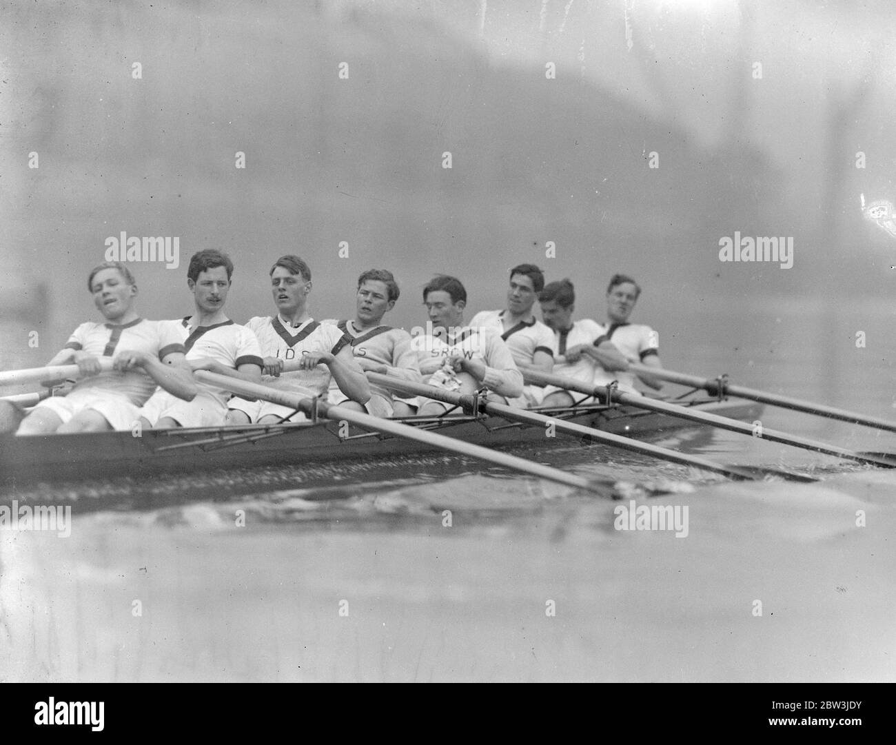 Oxford equipaggio fila pieno corso in barca nuova per la prima volta . L'equipaggio di Oxford ha girovagato per la prima volta il corso completo . 18 marzo 1935 Foto Stock