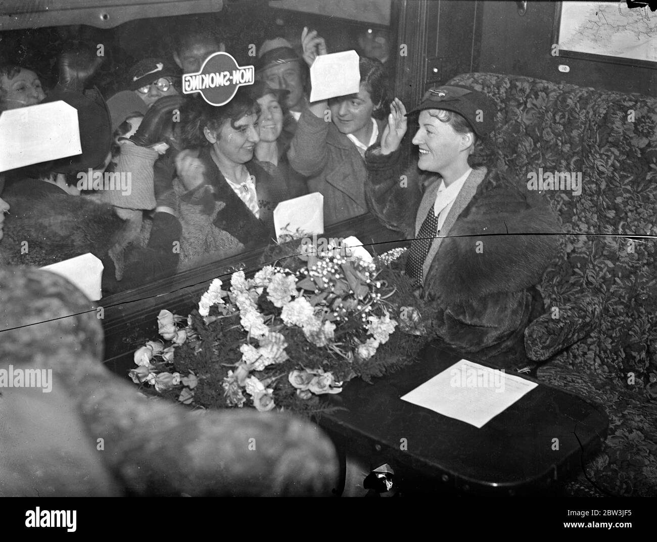 Campi di grazia in Sudafrica . Gracie Fields lasciò Waterloo per il suo viaggio a Johannesburg . Foto spettacoli , campi Gracie nella sua finestra di Waterloo . 22 novembre 1935 Foto Stock
