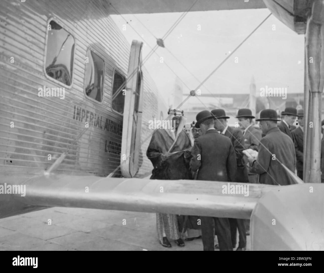 L' Emir Saud , che per la prima volta vita l' Inghilterra . Foto mostra Emir Saud durante una visita all'aerodromo di Croydon . 21 Giugno 1935 Foto Stock