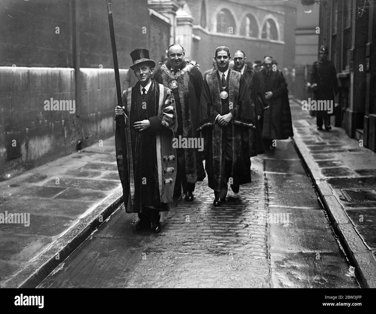 Il dittatore del programma cinematografico britannico installato come Master of City Livery Company . Arthur W Jerrett ( più breve ) che cammina con Sir Henry Curtis Bennett in processione . 6 gennaio 1936 Foto Stock