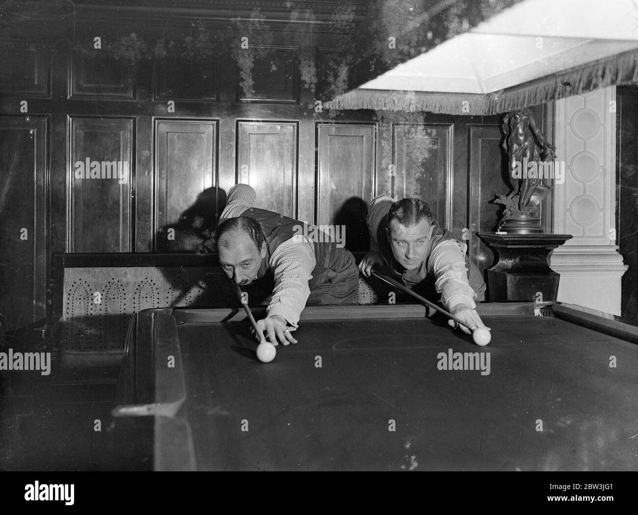 Cricketers proprio campionato di biliardo a Burroughes Hall , Soho Square . Frender ha Barling come avversario . P G H parafango ( sinistro ) e H imbragatura per rottura . 6 gennaio 1936 Foto Stock
