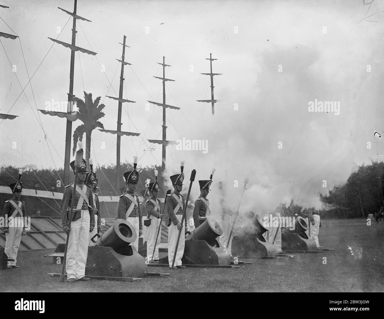 La campagna fluviale Rangoon riparte alla prova del tatuaggio di Aldershot . Una prova completa di vestito per il Tattoo Aldershot è stata effettuata nella Rushmoor Arena ad Aldershot . Foto mostra , una batteria di mortaio di artiglieria in azione durante la rappresentazione della campagna del fiume Rangoon del 1824 . 28 maggio 1936 Foto Stock