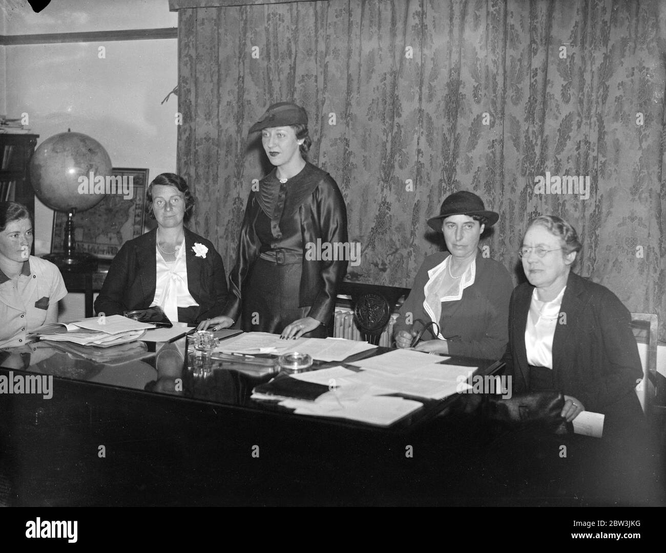 La signora Mollison si rivolge alla conferenza di ingegnere femminile . Quarantacinque delegati, tra cui la signora Amy Mollison , la donna aerea , partecipano alla tredicesima conferenza annuale delle donne ingegneri a Crosby Hall , Chelsea . Foto spettacoli , Amy Mollison (presidente della conferenza . Da destra a sinistra sono Miss e M Kennedy , la signora Douglas (moglie del maggiore Douglas del credito sociale) , la signora Mollison , la signora Healot e la signora Willis . 21 settembre 1935 Foto Stock