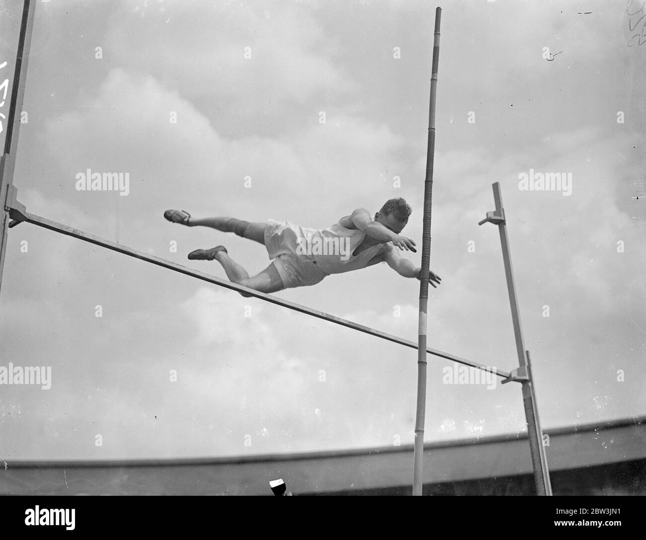 Vittoria pole vault ai Giochi britannici . I quattordici Giochi annuali britannici , in cui sono entrati atleti di ogni parte del paese, ben noti , si svolgono oggi alla Città Bianca ( Whit Monday ) . Foto spettacoli , F Phillipson (Yorkshire) vincendo la pole vault con un salto di 11 piedi 3 pollici . 1 giugno 1936 Foto Stock