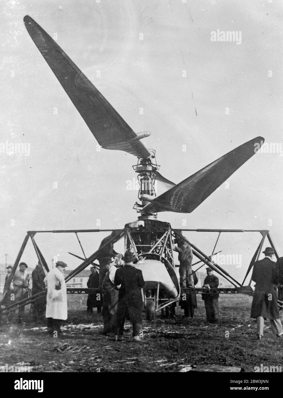 Il giroplano più strano . Nessuna elica anteriore e nessun parafango . Esame del nuovo giroplano a Villacoublay, Francia. 1935 Foto Stock