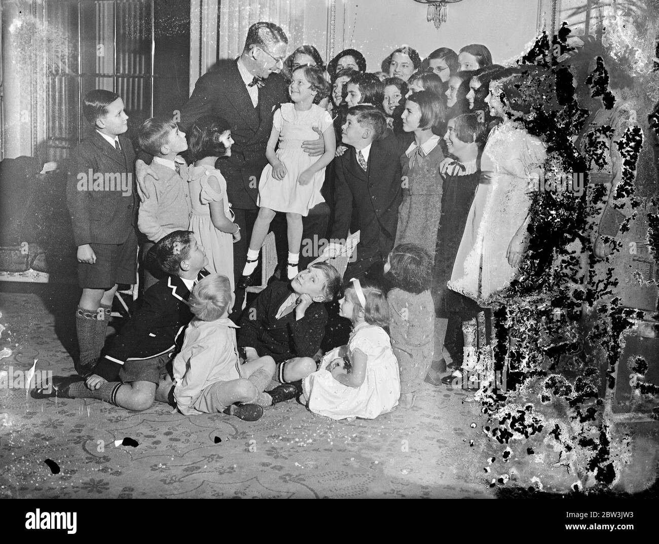 Henry Hall ospita cinquecento bambini al Marble Arch . Henry Hall gode di una battuta con i bambini . 27 dicembre 1935 Foto Stock