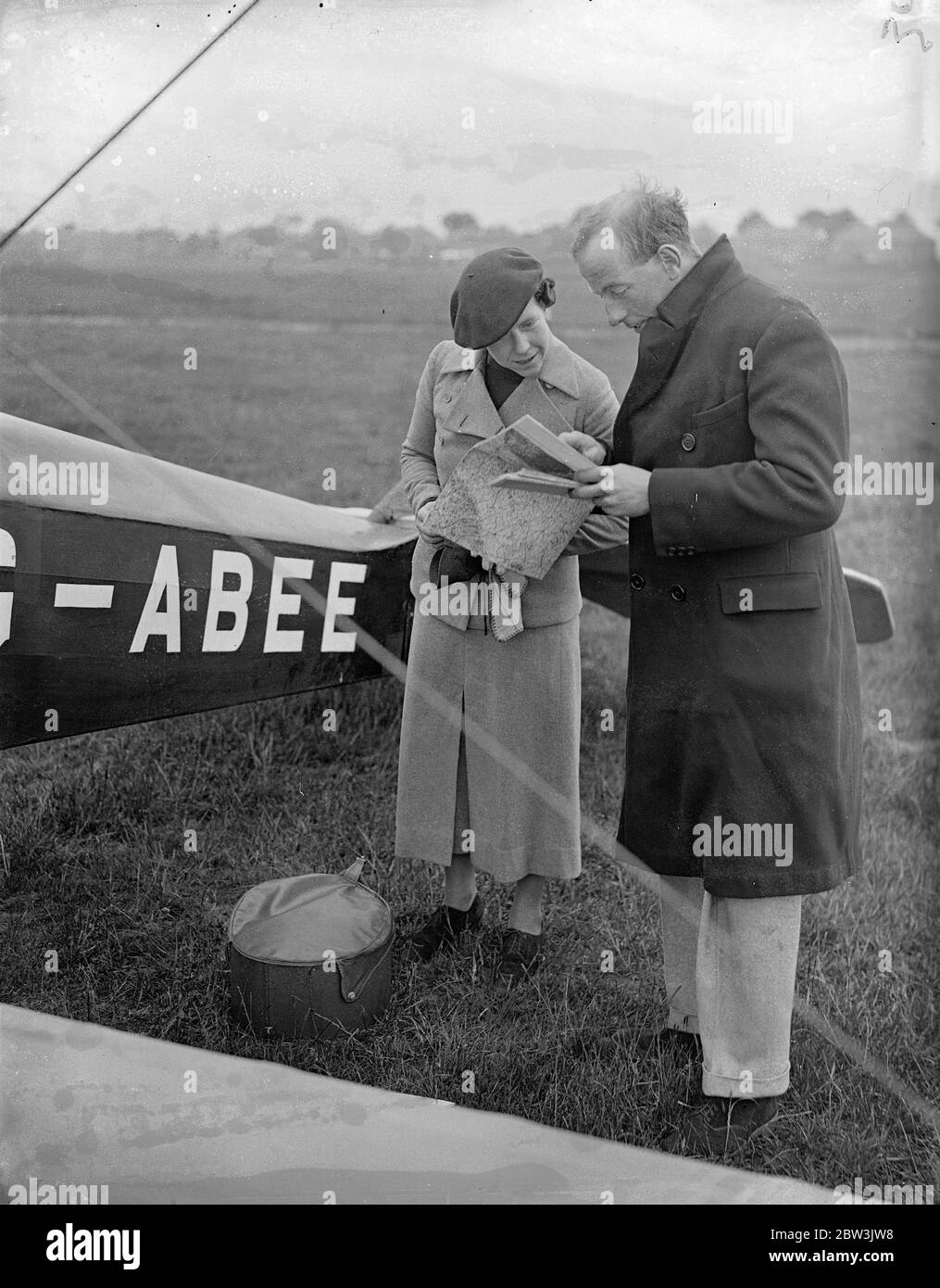 Sorella accompagna il fratello di Londra alla corsa aerea dell' Isola di Man . Miss Mona Edwards accompagna suo fratello , HRA Edwards , vincitore della coppa del Re , nella corsa aerea dell' Isola di Man , che ha avuto inizio dall' Aerodromo di Hanworth . Edward sta volando il suo veterano di corsa aviare, venticinque aerei tre americani, uno cecoslovacco e 21 britannici. Foto , Miss Mona Edwards e suo fratello H R A Edwards , studiando il corso prima della partenza da Hanworth . . 30 maggio 1936 Foto Stock