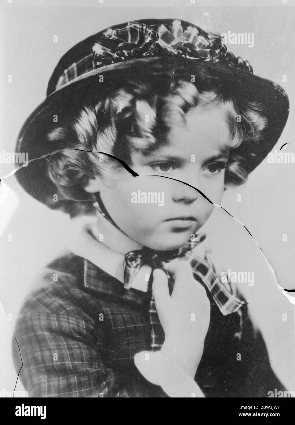 Shirley perde il suo sorriso! . Shirley Temple , l'attrice del film per bambini , di solito così gay , sembra aver dimenticato il suo famoso sorriso nel suo ultimo film ' The Littlest Rebel ' . 21 novembre 1935 Foto Stock