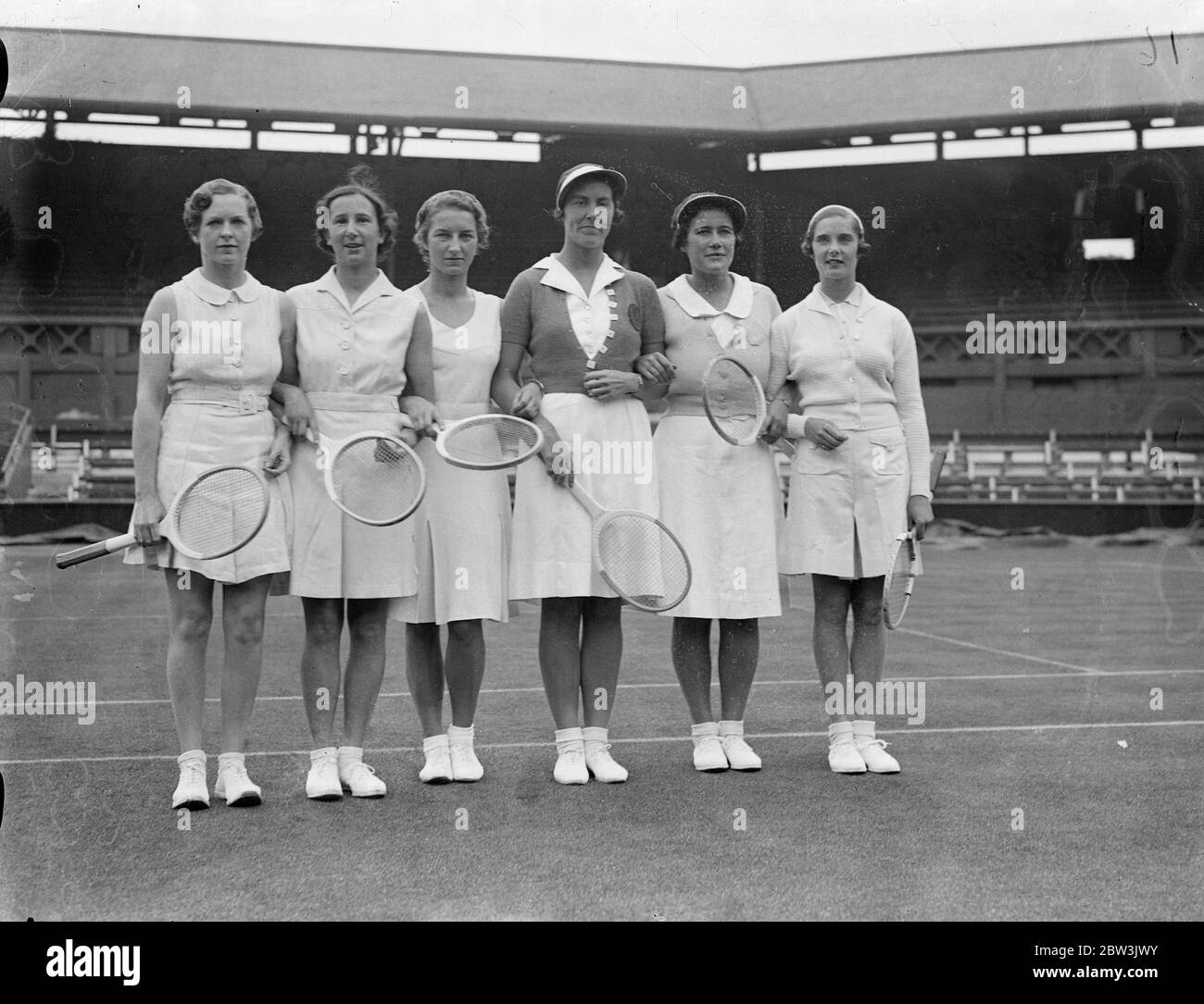 Il team della British Wighman Cup si sintonizza a Wimbledon per l'apertura del concorso domani . I membri delle squadre di tennis della Wightman Cup inglese ed americano hanno messo i ritocchi finali a Wimbledon per la loro preparazione al concorso che si apre domani a Wimbledon ( venerdì ) . Foto spettacoli ( l a r ) : Freda James ; Dorothy Round ; Mary Hardwick ; e . Dearman ; Nancy Lyle e Kay Stammers . 11 Jun 1936 Foto Stock