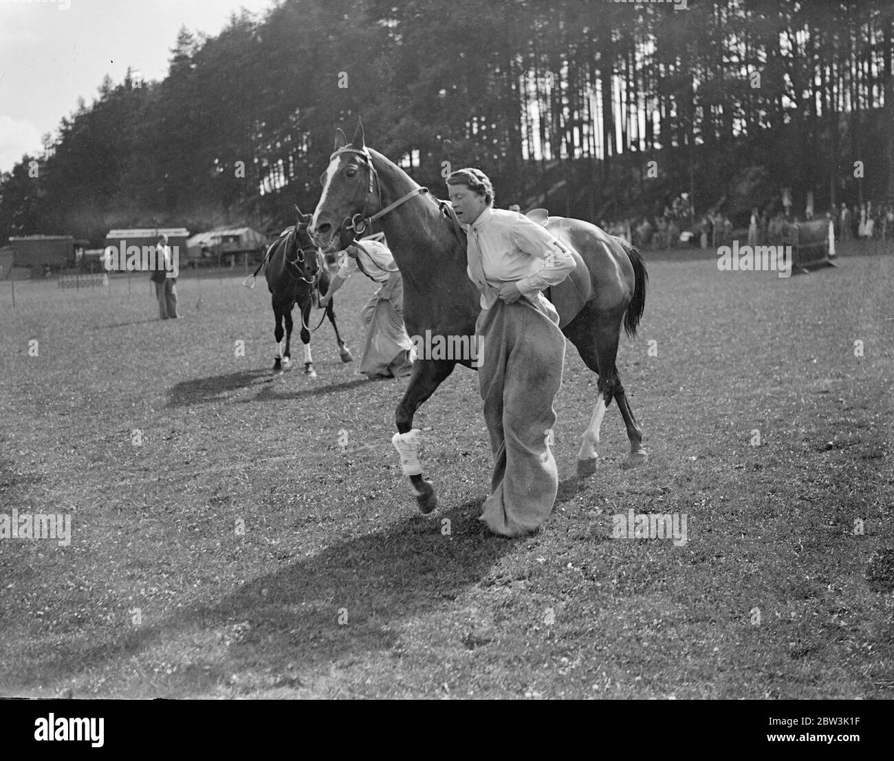 Corsa di sacco montata nella Heath Gymkhana di Hayward . Le sedie musicali , lo scoppio del pallone , le corse di relay e patate con tutti i concorrenti a cavallo , erano una caratteristica del Gymkhana montato al Summer Show della Heath Horticultural Society di Hayward a Victoria Park , Hayward' s Heath , Sussex . Foto mostra , un concorrente che guida il suo cavallo nella corsa del sacco . Ogni pilota deve fare due volte il giro , oltre gli ostacoli al posto di partenza , entrare in un sacco e condurre nel monte al posto di vittoria . 8 luglio 1936 Foto Stock