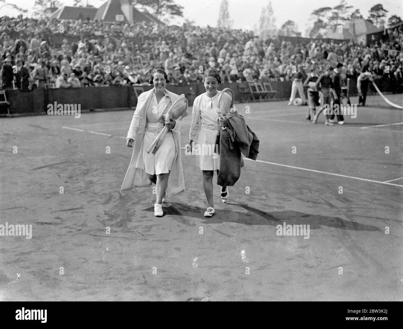 La donna cilena vince il vincitore di Dorothy Round nella semifinale di Bornemouth . Senorita Anita Lizana , la donna cilena , ha partecipato alle finali dei singoli donne nei campionati britannici di Hard Court , quando ha battuto MRS M e King , conquistatrice di Dorothy Round , 6 - 4 , 1 - 6 , 6 - 1 atBournemouth . Incontrerà la signorina Kay Stammers , che batte Mme Henrotin di Francia , in finale . Spettacoli fotografici , Senorita Anita Lizane e Mrs King che si staccano dopo il loro mach . 1 maggio 1936 Foto Stock