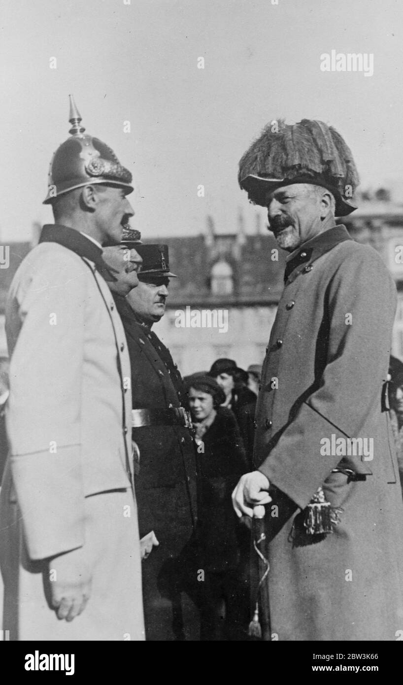 A Vienna riappaiono caschi con chiodi . Arciduca Asburgo alla sfilata . I caschi con punte della preguerra austriaca riapparvero sull' Heldenplatz di Vienna quando il 15 compleanno delle organizzazioni austriache degli ex militari fu celebrato alla presenza dell' Arciduca Eugenio d' Asburgo , rappresentante dell' Arciduca otto , pretendente al trono . Spettacoli fotografici , l'arciduca Eugenio d'Asburgo che parla con un ufficiale che indossa il casco con le punte dell'Austria Imperiale alla cerimonia . 5 novembre 1935 Foto Stock
