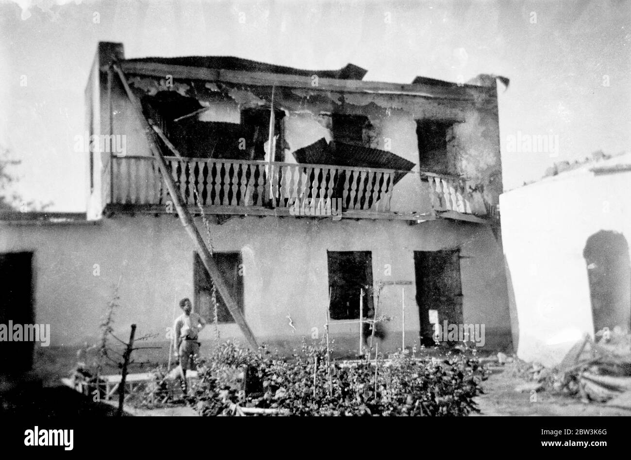 Queste immagini appena ricevute a Londra dall'aereo , sono state riprese dopo il terzo bombardamento degli italiani di Hsrar , capitale meridionale e seconda città di Abissinia . Questo terzo raid ha lasciato Harar una rovina esplosiva , spazzata via da tonnellate di esplosivi e bombe incendiarie . Foto mostra s , case nel centro di Harar ridotto ad un mucchio di macerie dal terzo raid aereo . 25 aprile 1936 Foto Stock