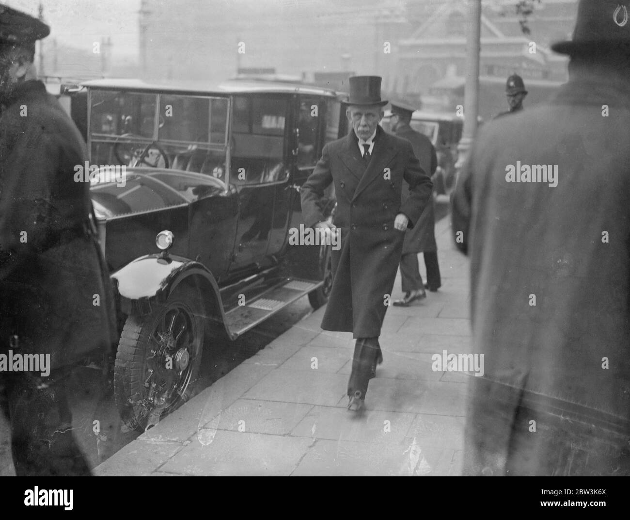 Lord Salisbury arrivò al servizio commemorativo del Duca di Buccleuch alla chiesa di St Margaret , Westminster . 22 ottobre 1935 Foto Stock
