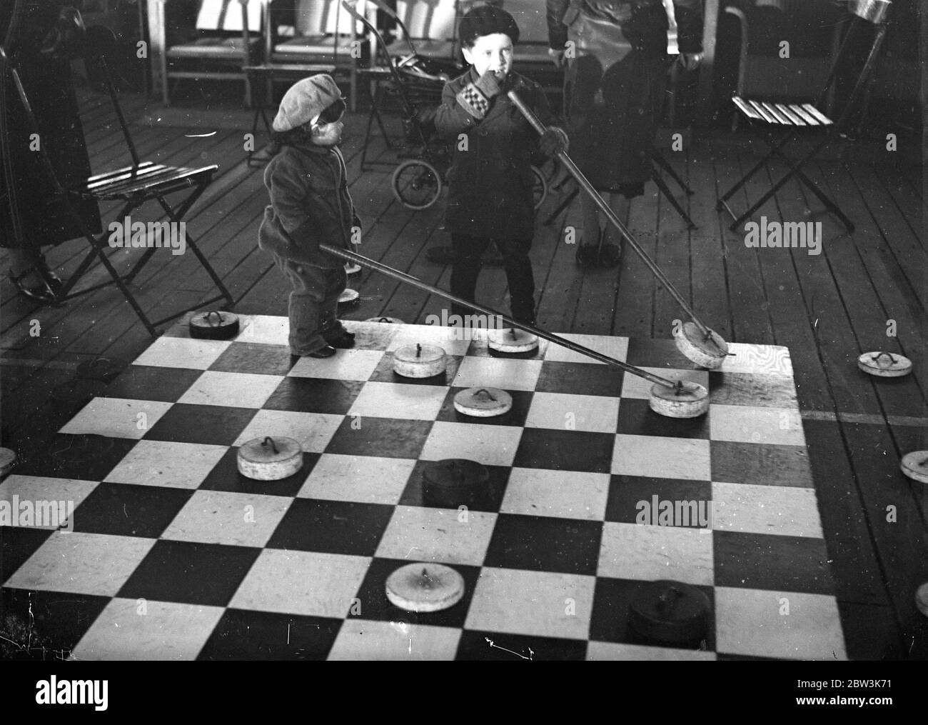 Le gioie di una crociera - rimanendo nello stesso posto. Giochi di mazzo sul molo di Southend . Un gioco di drafts di coperta su Southend Pierhead . 25 novembre 1935 Foto Stock
