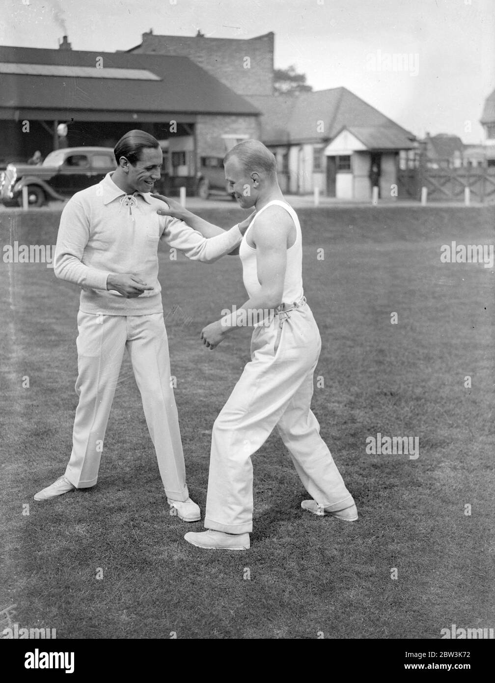 Re metà £200 di pena su tutti in wrestler . Bob Gregory ( a sinistra ) in formazione a Elstree dopo aver ricevuto notizie della clemenza del re . Sta apparendo in un film . 14 maggio 1936 Foto Stock