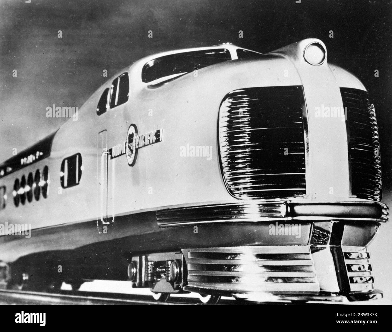 Nuovi treni aerodinamici per risparmiare giorno su 1,048 miglia di corsa costruita per la ferrovia americana. La locomotiva della nuova città del treno aerodinamico di Denver . 1935 Foto Stock