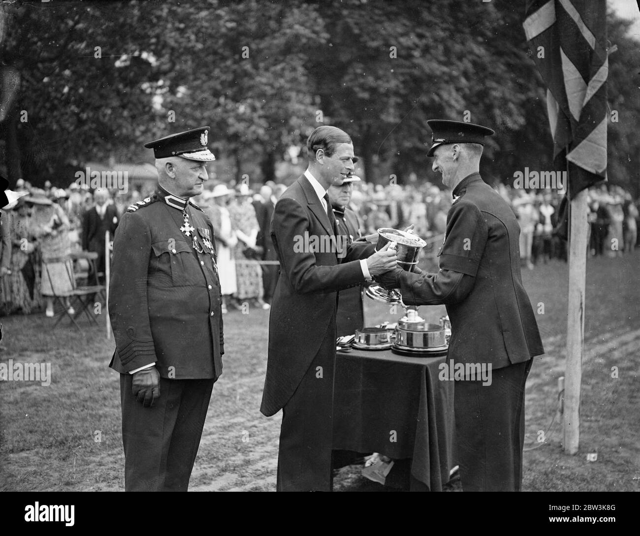 Duke of Kent presenta i trofei alla sfilata di Londra di offerte speciali a Hyde Park . Il Duca di Kent presenta la Lord Wavertree Cup all'Ispettore D A Dennis in rappresentanza della divisione Z , vincitori del concorso di perforazione interdivisionale . 21 giugno 1936 Foto Stock