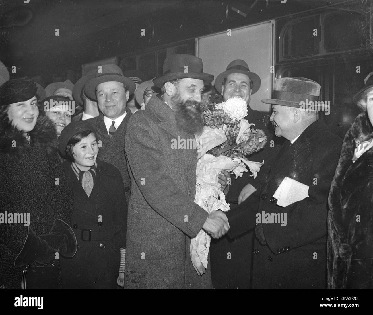 Il Profesor otto Schmidt , esploratore artico sovietico e capo della famosa spedizione del CHelyuskin , Che è stato maroonato nell'Artico e salvato in aereo dopo diversi mesi , è arrivato a Victoria Station , Londra per partecipare al Congresso di Pace e amicizia con l'URSS che si terrà a Friends House , Euston Road . Il professor Schmidt è stato incontrato da M Maiaky, Ambasciatore di Soveit a Londra . Foto , Professor otto Schmidt ( a sinistra ) salutato da M Maisky , ambasciatore sovietico alla stazione di Victoria . 3 dicembre 1935 Foto Stock