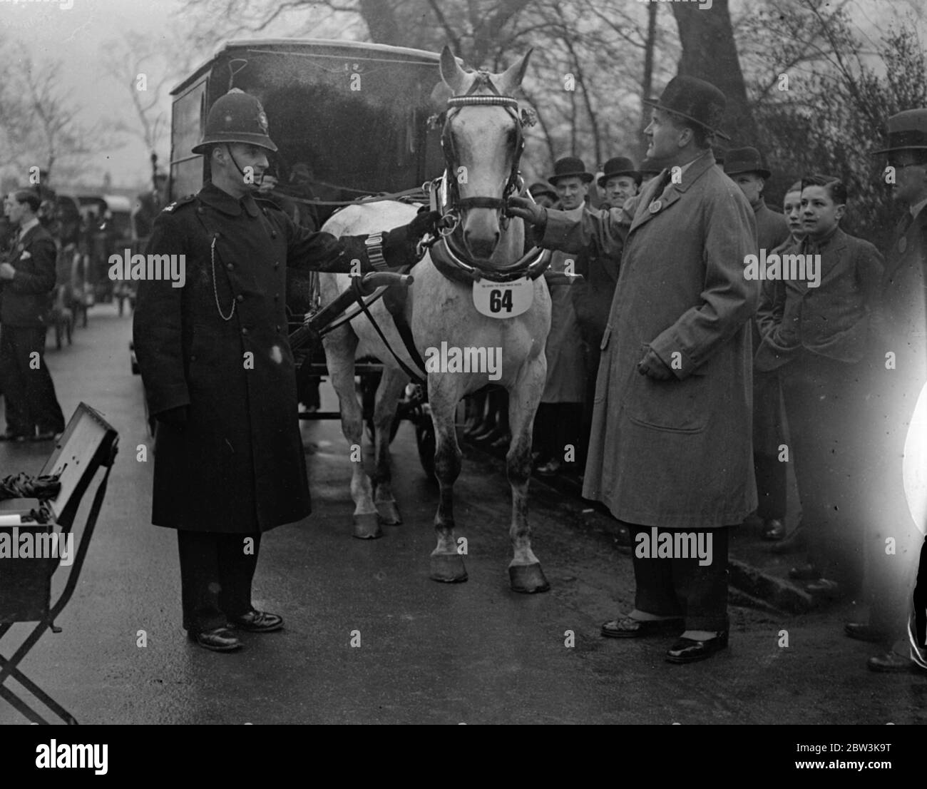 Lunedì di Pasqua van Horse Paradein Parco del Reggente . La parata del lunedì di Pasqua organizzata dalla London Van Horse Parade Society si è tenuta nel Circolo interno , Regent ; s Park . Questa è stata la mostra annuale 28 . Foto spettacoli , Lieutebebebett Colonnello Sir Percy Laurie giudicare una voce . 13 aprile 1936 Foto Stock