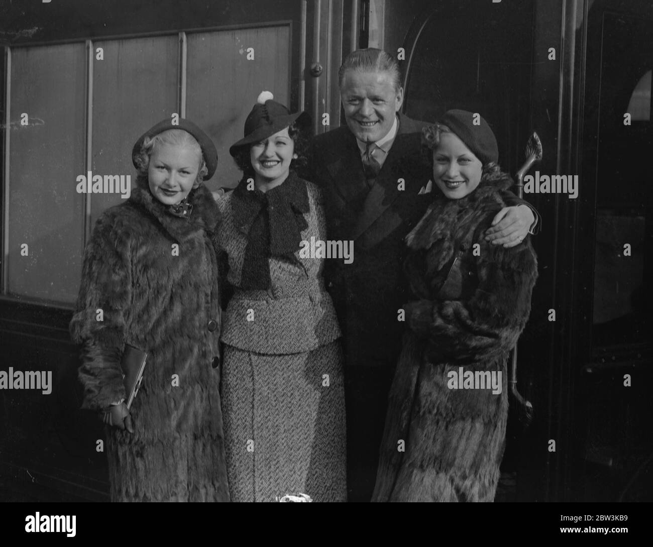 Clifford Whitley parte per l'America . Entusiasta inviare off di Les Girls . Clifford Whitley , il produttore teatrale , con Les Girls of the Dorchester a Waterloo . 23 ottobre 1935 Foto Stock