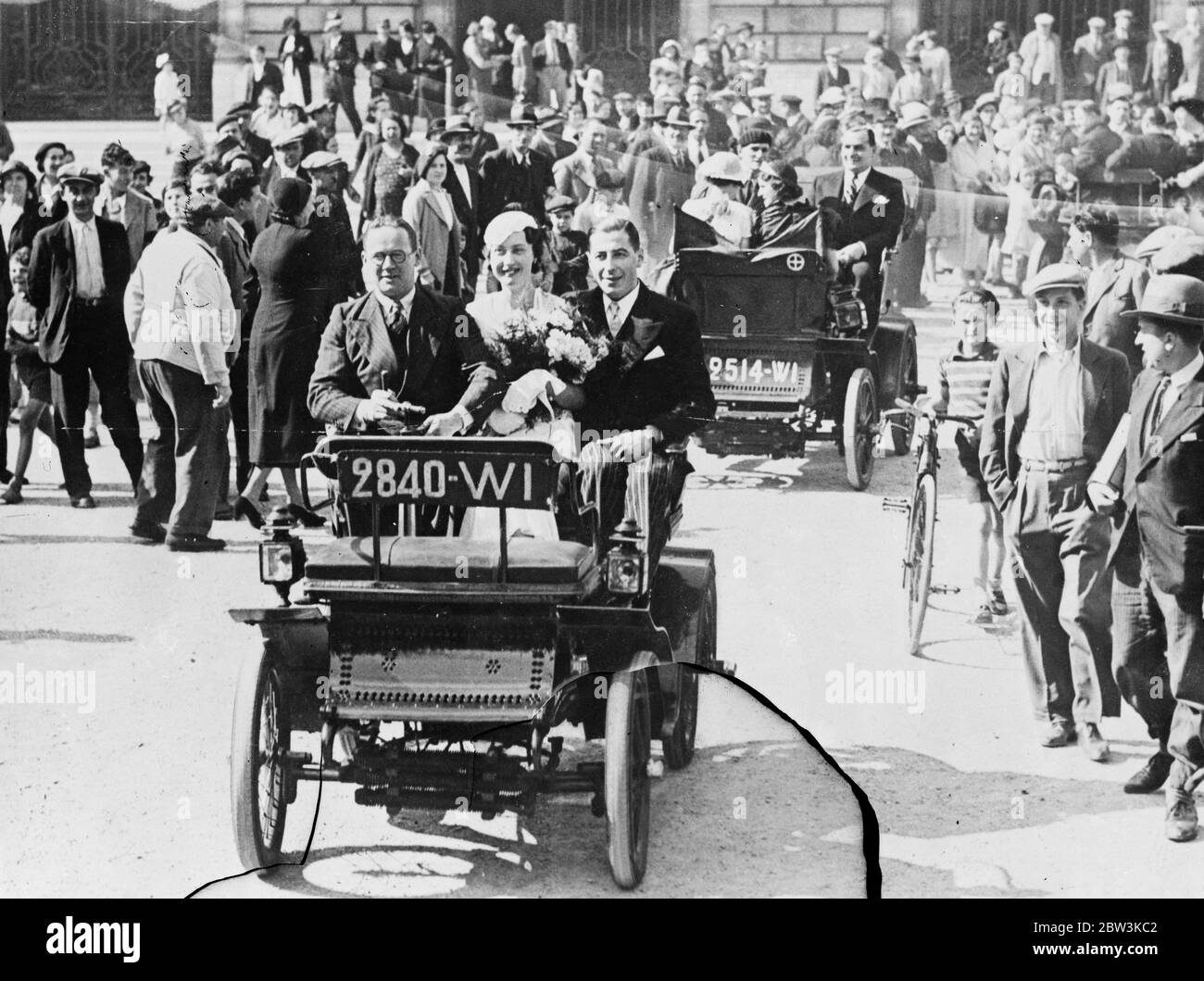 Old Crocks matrimonio . La festa di nozze , guidata dallo sposo e dallo sposo , passando attraverso Levellois nei loro vecchi crazzi . 16 settembre 1935 Foto Stock