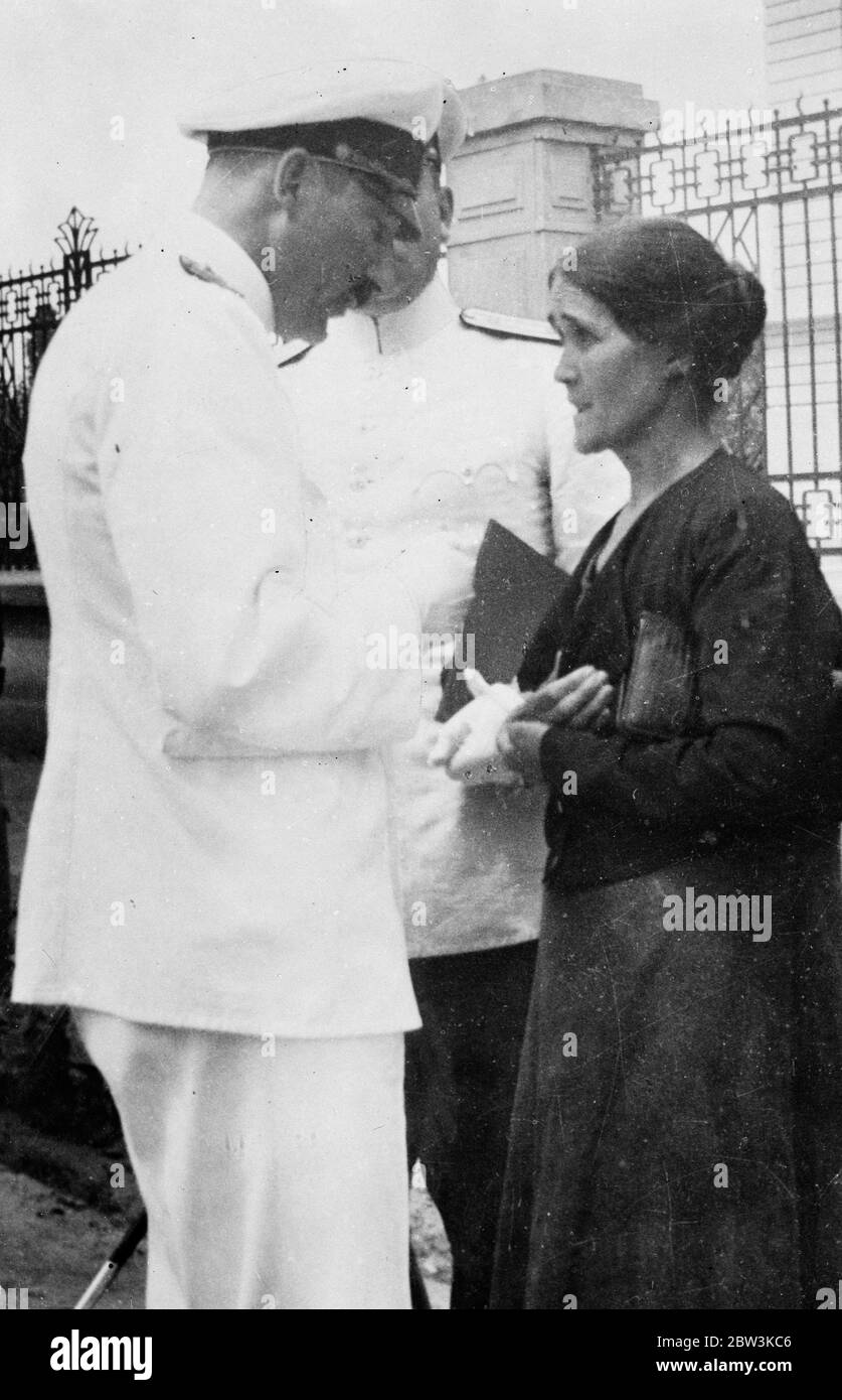 Una donna contadina petizione un re . Re Boris che parla con la contadina . 16 settembre 1935 Foto Stock