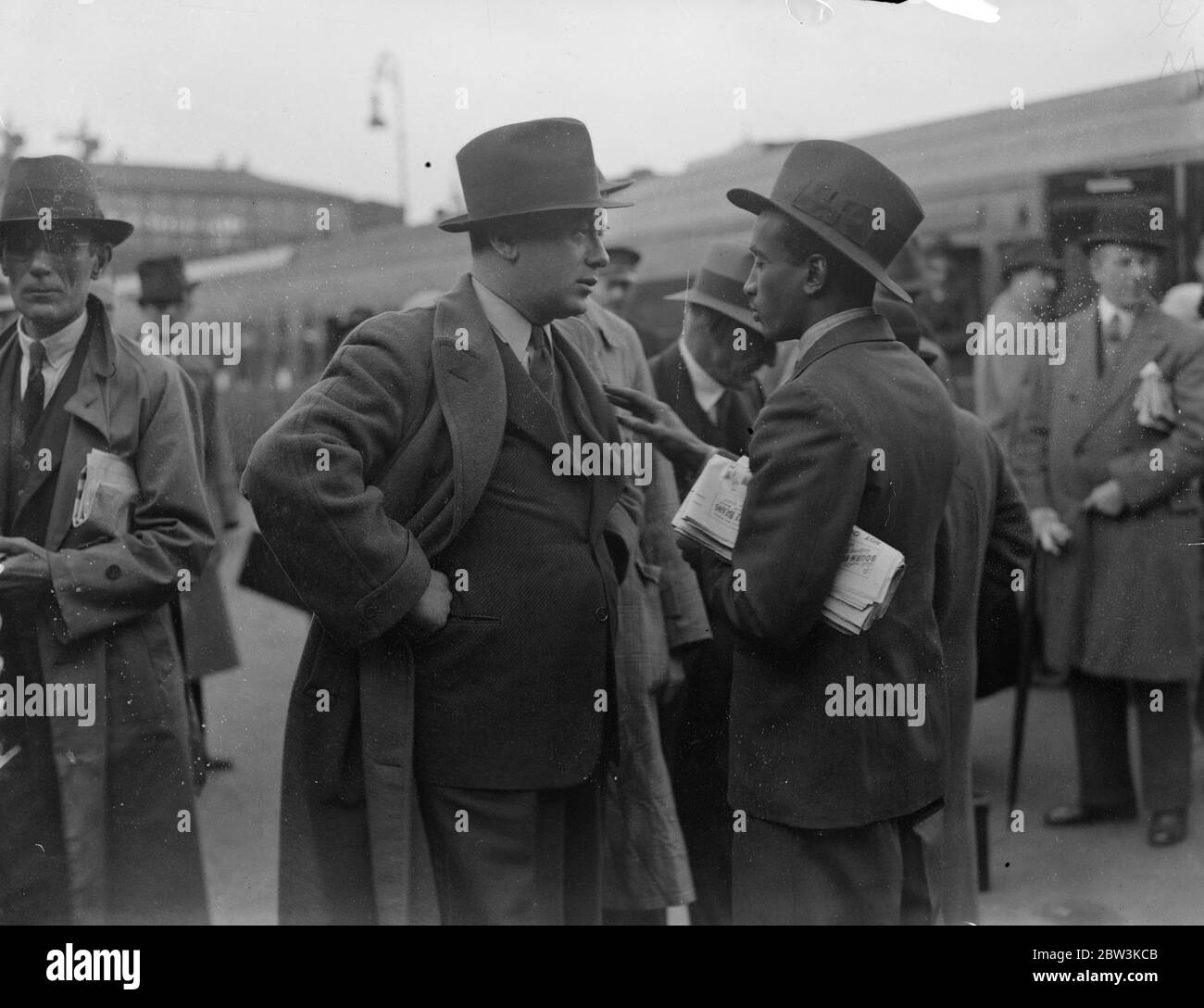 Il sig. Leo Chertok si reca a casa dopo aver raggiunto un accordo con il ministro abissino. Il sig. Leo Chertok è stato visto a Waterloo dal sig. Ben Martin, figlio del sig. Martin, ministro abissino. 25 settembre 1935 Foto Stock