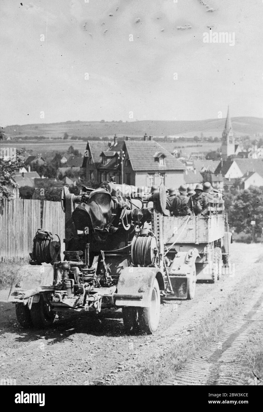 L'artiglieria tedesca viene sottoposta ad una formazione annuale a Jüterbog utilizzando munizioni in tempo reale per la pratica thri . La foto mostra un canone tedesco di artiglieria a lungo raggio trainato dal suo equipaggio di armi . 10 agosto 1935 Foto Stock