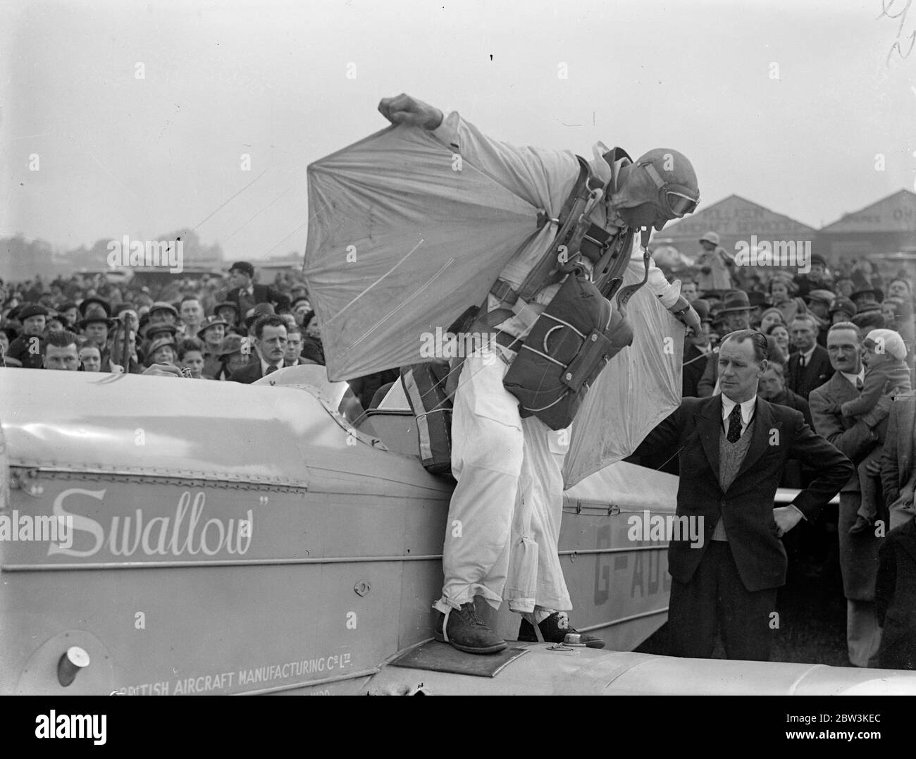 Birdman vola a terra con le ali ad Hanworth . Clam Sohn , un giovane americano di Lansing Michigan , ha dato la sua prima mostra di volo' uccello' in gran bretagna al parco aereo Hanworth di Feltham, Middlesex . Indossando un vestito di ali e una pinna Sohn volò sulla terra come un gabbiano gigante da un'altezza di circa 10 , 000 piedi . Piegò le ali e tirò il cordino di un paracadute quando si trovava entro 000 metri dal suolo , la foto mostra Clem Sohn che dimostrava l'azione delle sue ali alla folla prima di salire . 2 maggio 1936 Foto Stock