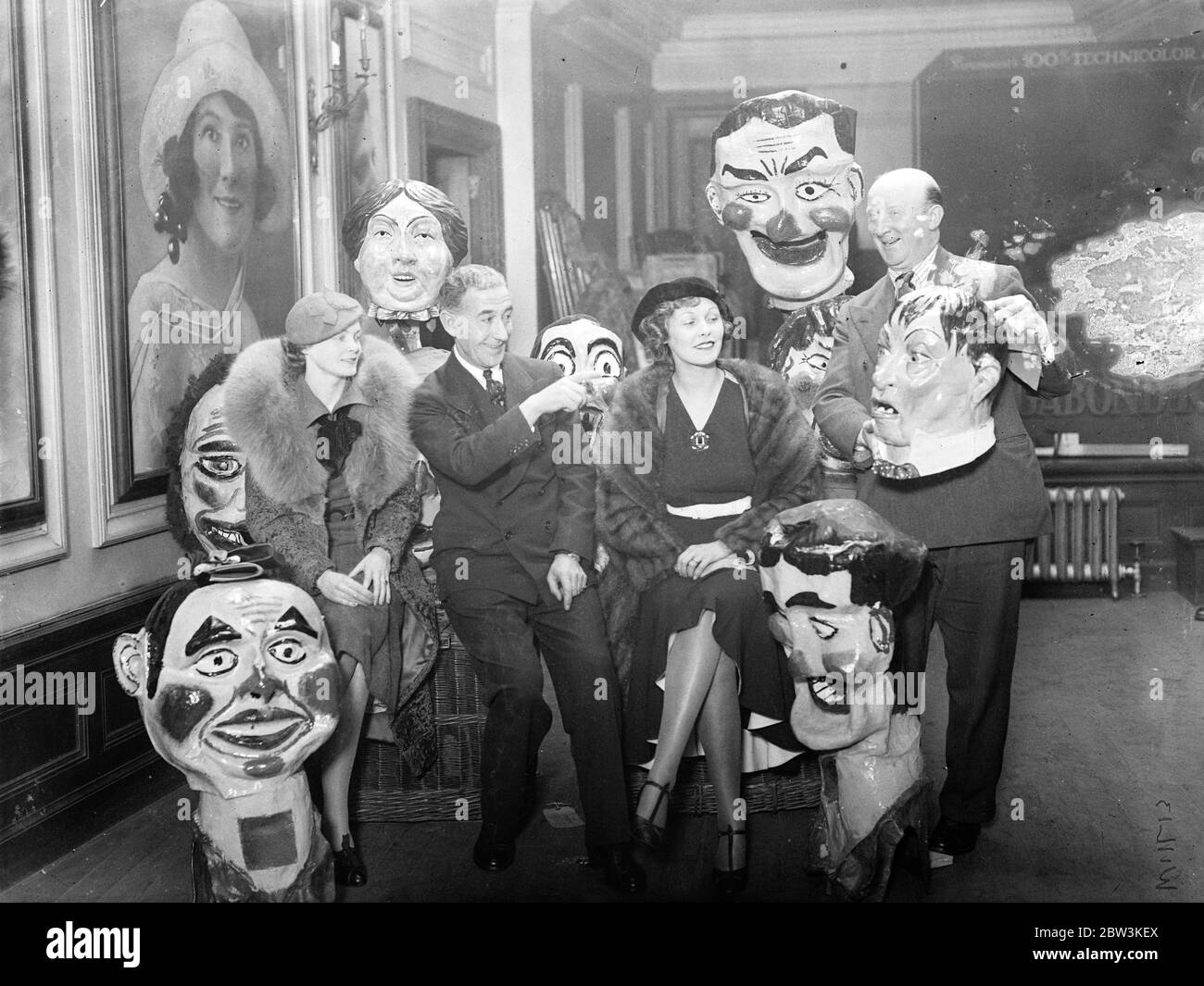 Victoria Hopper e Oriel Ross alla prova di pantomime in Shaftesbury Avenue , Londra . Victoria Hopper ( a destra ) e Oriel Ross discutono dei meriti di una maschera . 9 dicembre 1935 Foto Stock