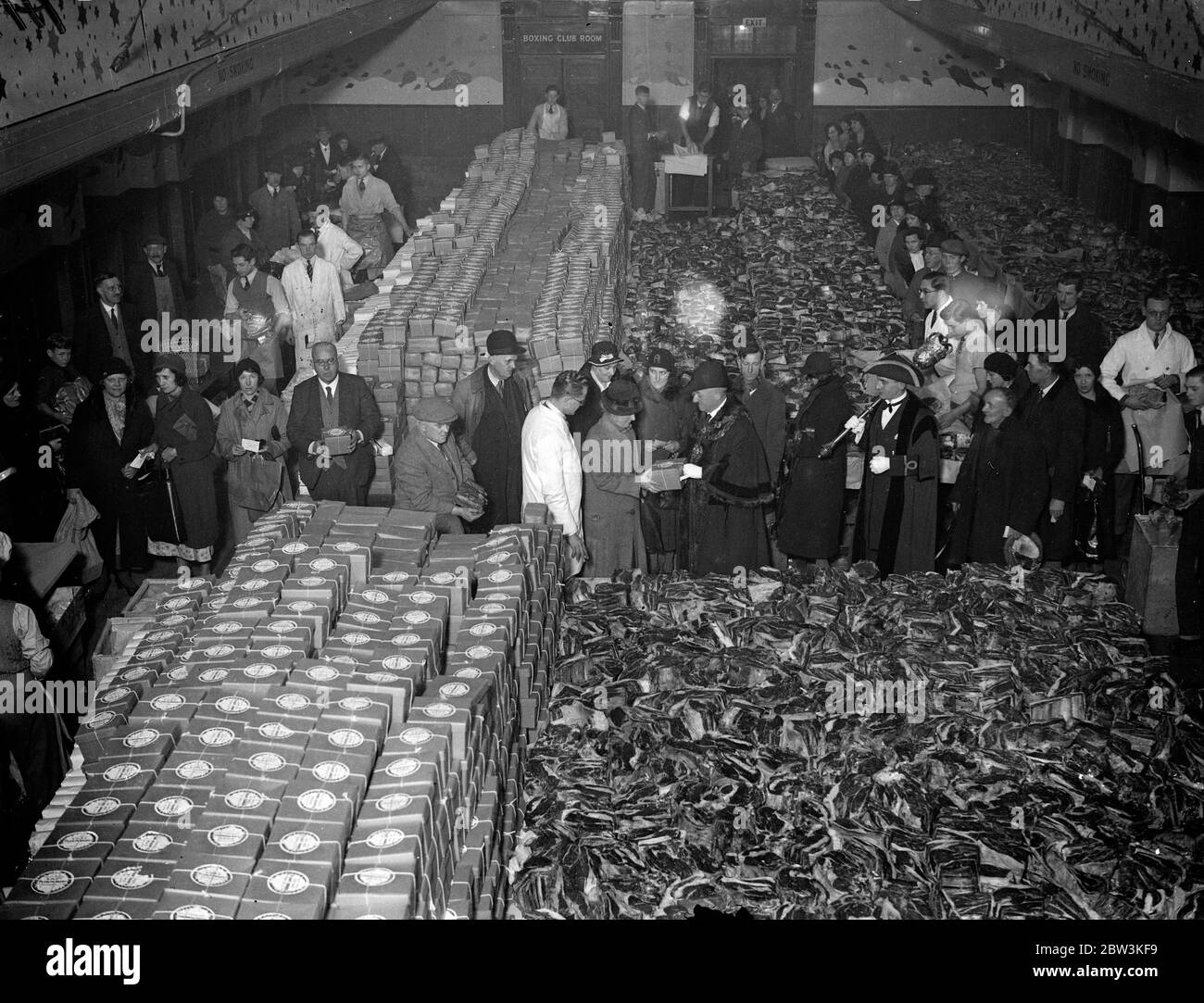 Il sindaco di Marylebone consegna il primo pacco nella distribuzione natalizia ai poveri al Politecnico . Gli aldermen Richard Stiles Allen , sindaco di Marylebone , consegnano il primo pacco al Politecnico . 24 dicembre 1935 Foto Stock