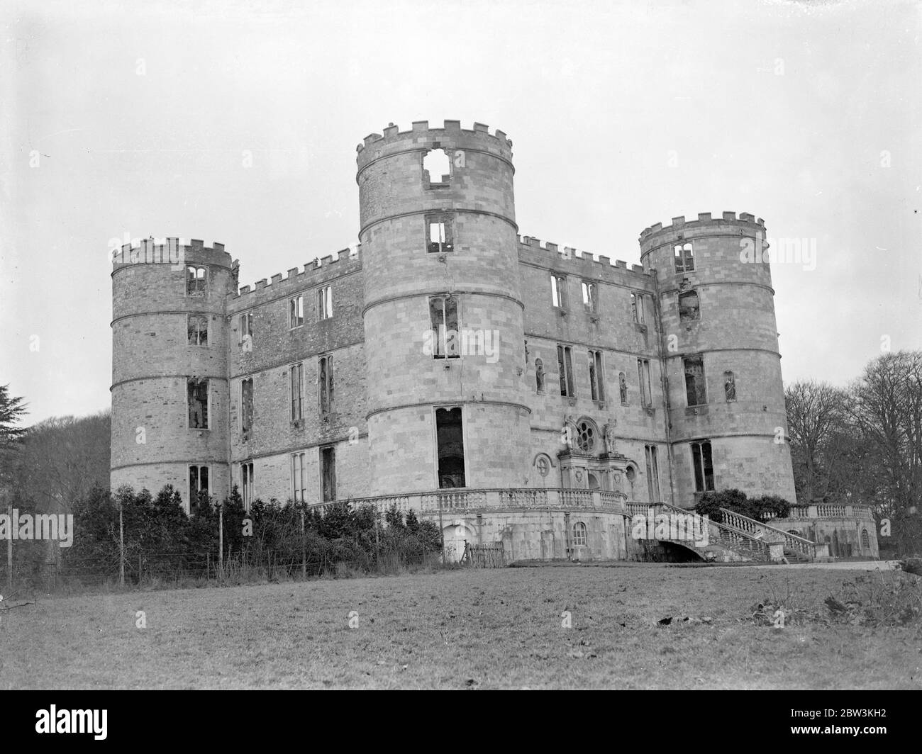 Lulworth, la Bastiglia inglese. Castello che ridusse il monarca francese esiliato a lacrime . Portando così grande somiglianza ai castelli della sua amata Francia che il re esiliato Carlo X scoppiò in lacrime a vista di esso , il castello di Lulworth , a Wareham , Dorset , è la Bastiglia inglese . L'apparso della famosa prigione , la cui tempesta nel 1789 iniziò la Rivoluzione Francese , è noto attraverso innumerevoli stampe ed è attraverso queste che si vede la somiglianza dei due edifici storici . il nome di Re Carlo X , Che fu esiliato dalla Rivoluzione del 1830 , fu inadehiy Foto Stock