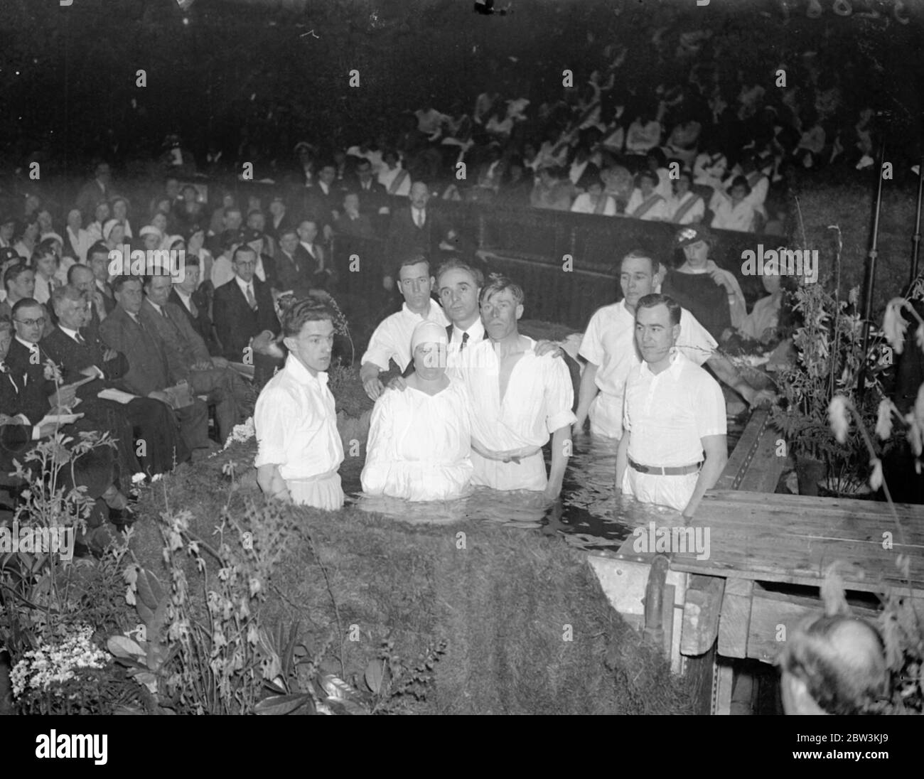 Battesimi nella Royal Albert Hall . La Foursquare Gospel Alliance tiene la dimostrazione del lunedì di Pasqua . Uomini e donne furono battezzati dal Principale George Jeffreys in un Battistero eretto nella Royal Albert Hall quando l'Alleanza evangelica Elim Foursquare si tenne il servizio battesimale del lunedì di Pasqua . Foto spettacoli , Principal Jeffreys battezzando due candidati . 13 aprile 1936 Foto Stock