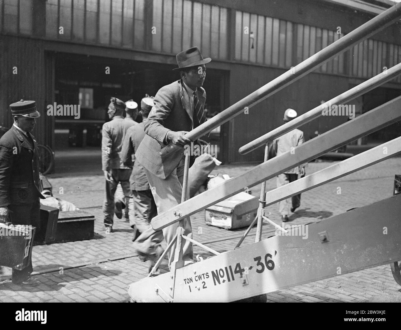 Il migliore team indiano di tutti i rogi ha inviato a casa come misura disciplinare . L Amer Nath salendo a bordo del Kaiser l' Hind, lasciò Southampton per l'India . 20 giugno 1936 Foto Stock