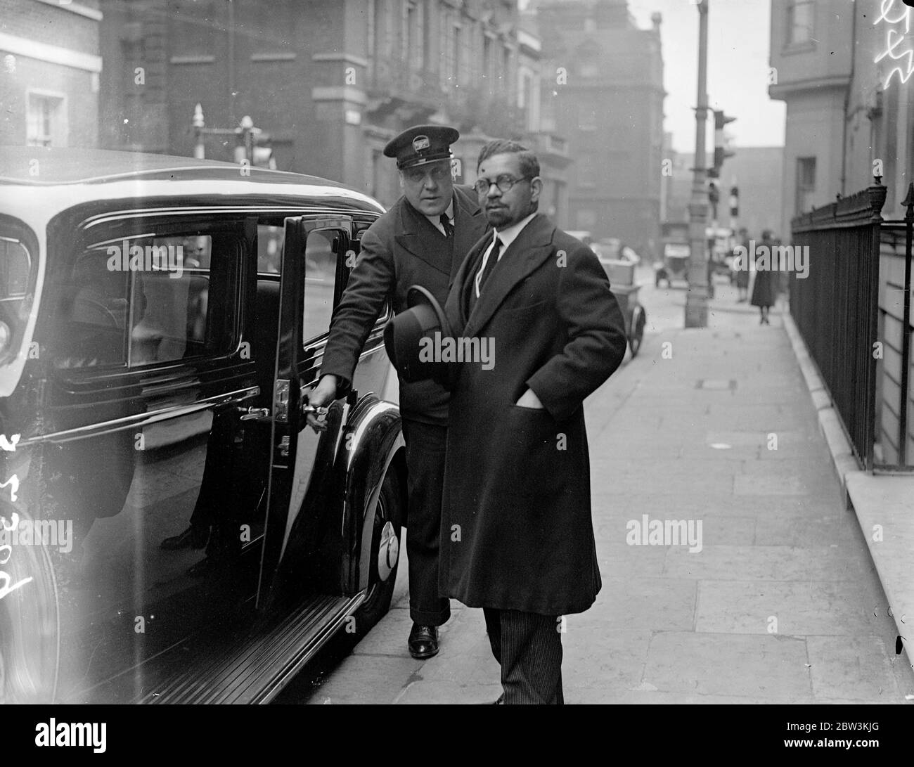 I Ministri offrono le condoglianze alla legazione egiziana . I membri del corpo Diplomatico hanno invitato alla Legazione Egiziana di Londra a porgere le loro condoglianze per la morte del re Fuad d'Egitto . Il re Fuad , che soffriva di un'infezione della gola e della bocca , morì oggi ( Martedì ) . Spettacoli fotografici , thye Ministro Arabo , Sheikh Hafiz Wahaba , lasciando la legazione egiziana . 28 aprile 1936 Foto Stock