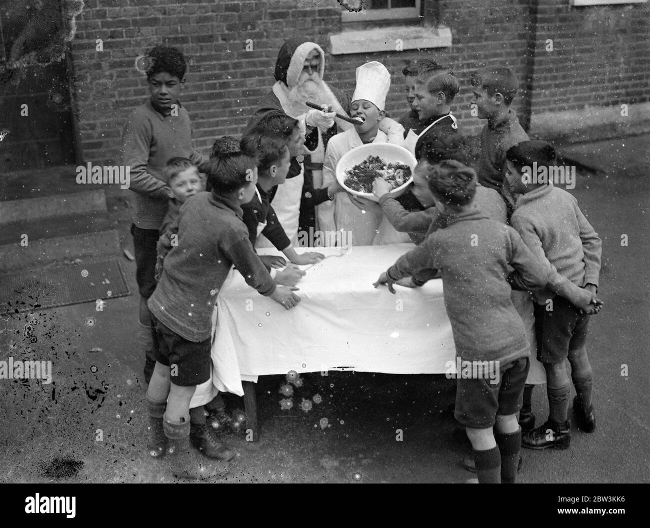 La prova del pudding ! . Le feste natalizie hanno avuto inizio presto alla Danziel del Dr Barnardo di Wooler Memorial Home , Kingston . Spettacoli fotografici , Padre Natale dà allo chef una tast della sua medicina . 30 novembre 1935 Foto Stock