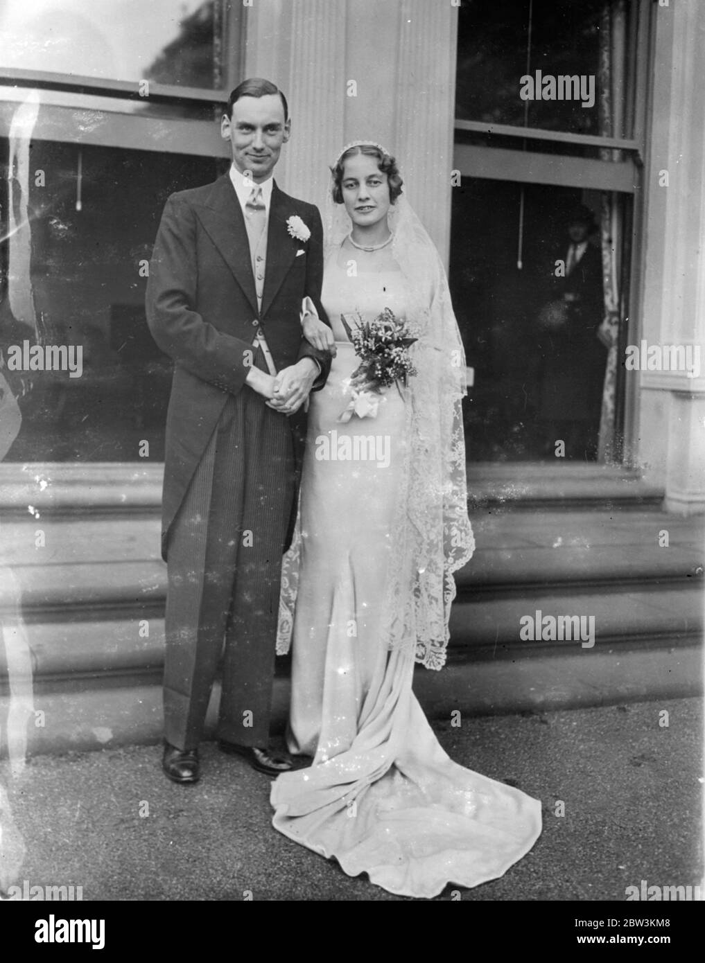 Figlia del governatore di Victoria si sposò a Melbourne . L' Hon , Sara Vanneck , figlia maggiore di Lord Huntin Field , governatore di Victoria , e Lady Huntingfield , è stata sposata con il sig. David Peel della Cattedrale di St Paul di Londonat , Melbourne , Victoria . Il signor Peel , unico figlio del reverendo Maurice Peel e della signora Peel , è nipote di Lord Peel e discendente della grande famiglia di statisti inglesi. Ha 26 anni . Spettacoli fotografici , lo sposo e la sposa alla Government House , Melbourne , dopo la cerimonia . 24 maggio 1936 Foto Stock